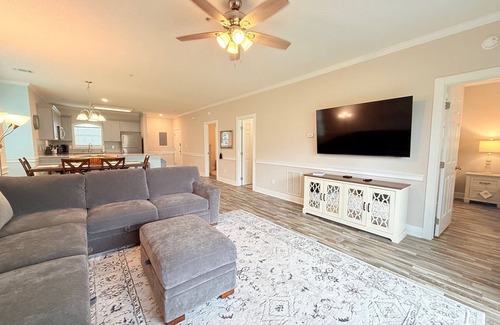 Central Myrtle Beach Condominio | Myrtle Beach 2 Br Condo, Pool View,1 mile to beach, Close to Dining and Shopping