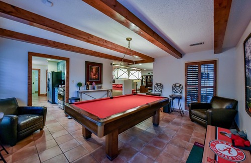 Tuscaloosa Casa | Myrtlewood Cottage - una propiedad de alquiler de B & B Bama! Camina al estadio y al centro.