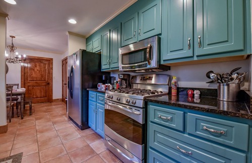 Tuscaloosa Casa | Myrtlewood Cottage - una propiedad de alquiler de B & B Bama! Camina al estadio y al centro.