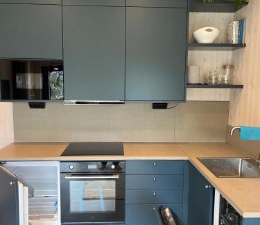 Vastra Frolunda Apartamento | Mysigt attefallshus med närhet till stad och hav