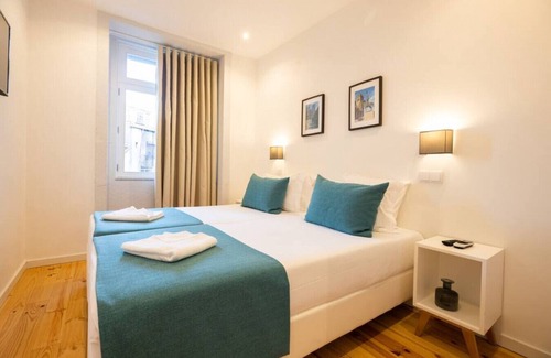 Centro / Baixa Hotel | MyStay - Porto Batalha twin bedroom in the historical center