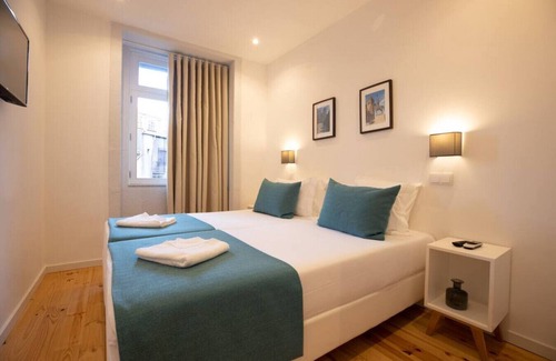 Centro / Baixa Hotel | MyStay - Porto Batalha twin bedroom in the historical center