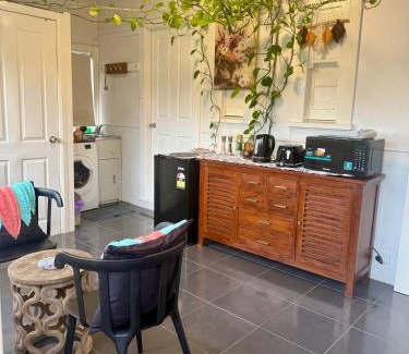 Wentworthville Casa | Mystic Gardens with private entrance and bathroom