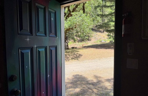 Selma Casa | Mystic’s Cottage Queen Cabin Soaking Tub Wi-Fi AC