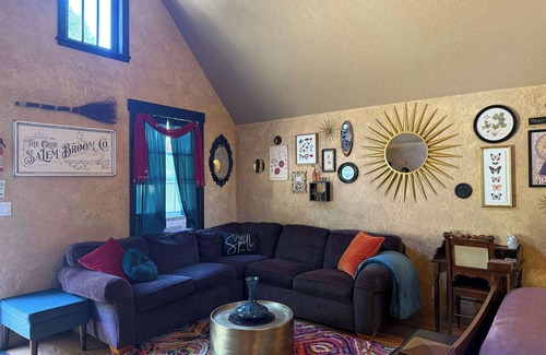 Selma Casa | Mystic’s Cottage Queen Cabin Soaking Tub Wi-Fi AC