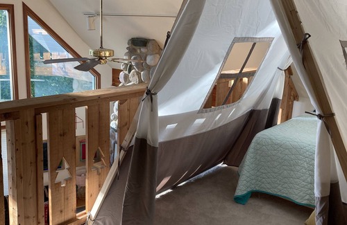 Lakeside Casa | Mystic Treefort- A Spacious Home inside the gates of Lakeside Ohio