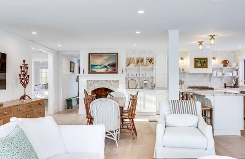 North Falmouth Casa | N Falmouth Flax Pond Waterfront with Swans