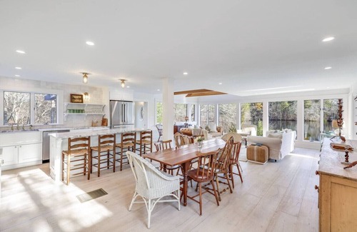 North Falmouth Casa | N Falmouth Flax Pond Waterfront with Swans