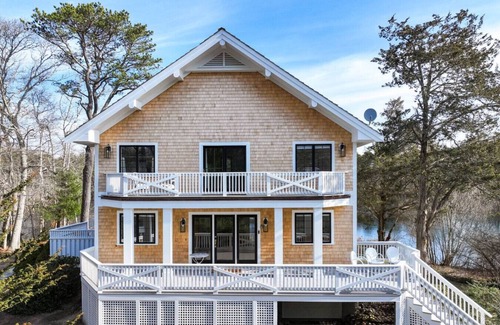 North Falmouth Casa | N Falmouth Flax Pond Waterfront with Swans