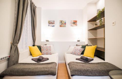Nepszinhaz negyed Apartamento | N16-Spacey, modern family flat for 5