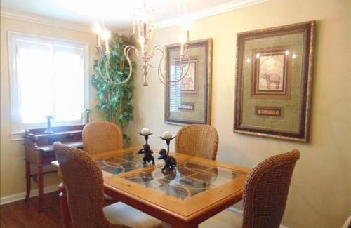 Demere Park Casa | N5 great for families 4 twins 1 king, screened room large living room 2 and 1 half baths bedromms up