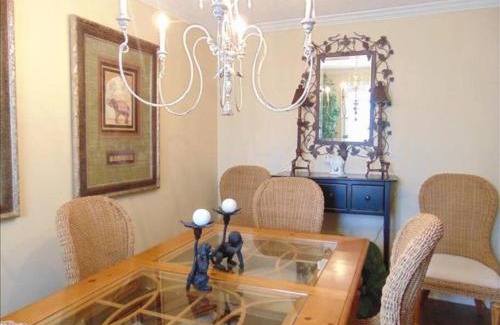 Demere Park Casa | N5 great for families 4 twins 1 king, screened room large living room 2 and 1 half baths bedromms up