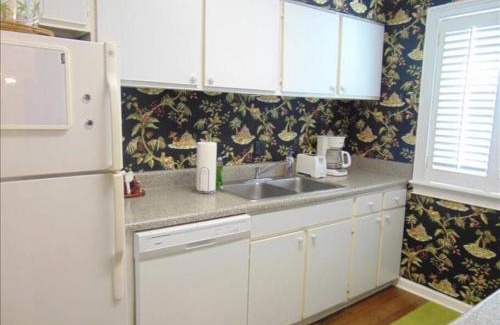 Demere Park Casa | N5 great for families 4 twins 1 king, screened room large living room 2 and 1 half baths bedromms up