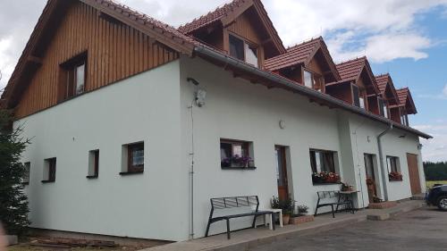 Msecke Zehrovice Casa | Na samotě u lesa -Rasovna