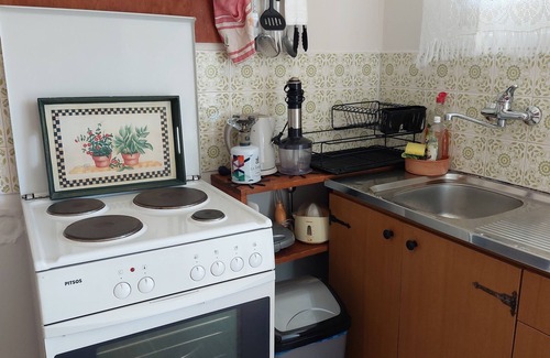 Dilesi Casa | Nadina's House. Family-sized with garden, close to the beach, 45' from Athens!