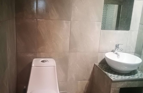Primrose Apartamento | Naisar Royal White Apartment
