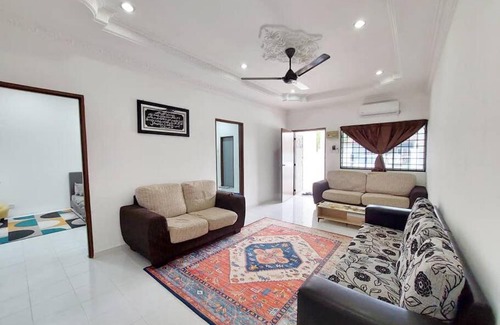 Kampung Kayu Ara Casa | NAJHAN HOMESTAY : Berehat macam kek ghumah yo.