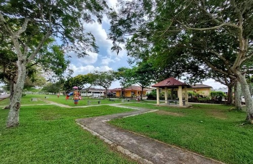 Kampung Kayu Ara Casa | NAJHAN HOMESTAY : Berehat macam kek ghumah yo.