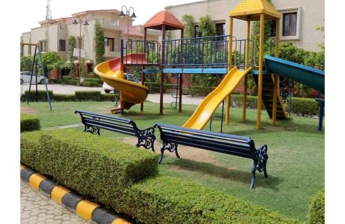 Vrindavan Apartamento | Namah 2BHK Resort Homestay with Kitchen-4 Mins from Prem mandir