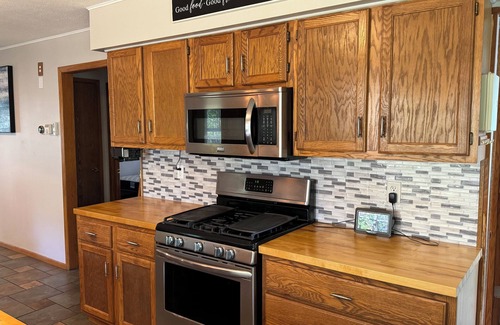 Wautoma Casa | NamaStay! Peaceful Lake House w/ 5 bedrooms, large yard, WiFi & Large kitchen