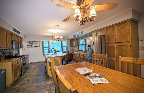 Wautoma Casa | NamaStay! Peaceful Lake House w/ 5 bedrooms, large yard, WiFi & Large kitchen
