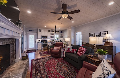 Mentone Cabaña | 2 master suites! Hot where you are? Come to the Alabama mountains. Cool here!