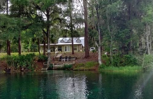 Dunnellon Casa | Nanas Rainbow riverhouse with waterfront close to headsprings