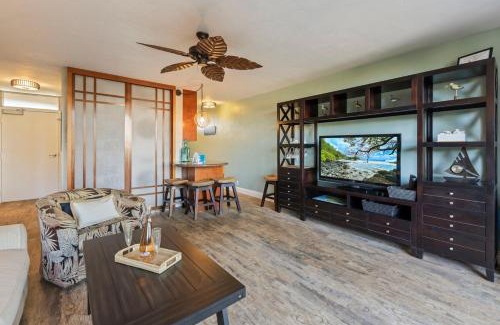 Kihei Apartamento | Nani Kai Hale 305 - Oceanview updated condo with AC at beachfront resort