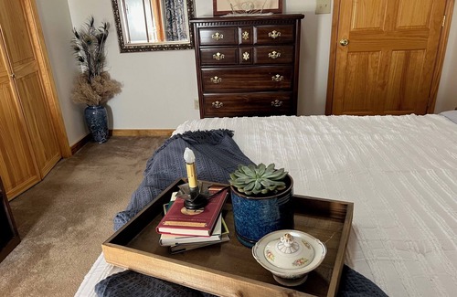 Jonesboro Cama Y Desayuno | Nanny's Place- Cozy Porchview Getaway B&B by Shawnee Hills Wine Trail and Parks