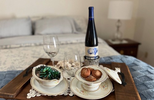 Jonesboro Cama Y Desayuno | Nanny's Place- Cozy Porchview Getaway B&B by Shawnee Hills Wine Trail and Parks