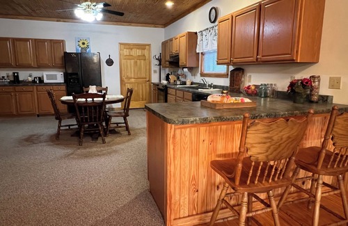 Jonesboro Cama Y Desayuno | Nanny's Place- Cozy Porchview Getaway B&B by Shawnee Hills Wine Trail and Parks