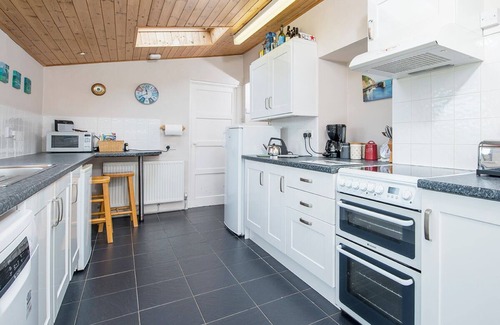 Goodwick Cabaña | Nant, Holiday Cottage Strumble Head, Sleeps 6, 3 bedrooms, bathrooms