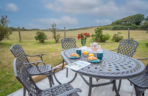 Goodwick Cabaña | Nant, Holiday Cottage Strumble Head, Sleeps 6, 3 bedrooms, bathrooms