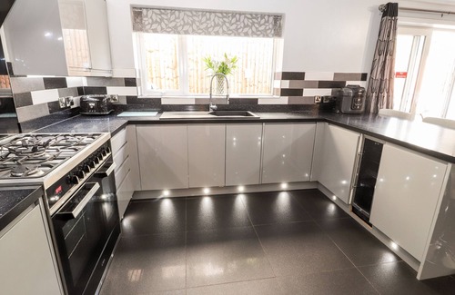 Wrexham Cabaña | NANT HOUSE, pet friendly, with hot tub in Gwersyllt