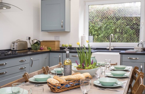 Criccieth Cabaña | NANT Y WYDDAN, family friendly, with open fire in Criccieth