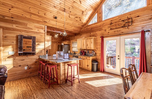 Bryson City Cabina | Nantahala Nights, sleeps 9, hot tub, arcade games, with Smoky Mnt Views!