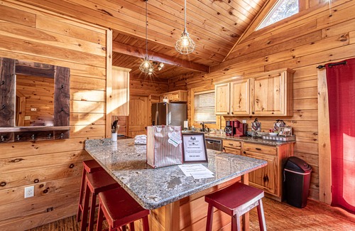 Bryson City Cabina | Nantahala Nights, sleeps 9, hot tub, arcade games, with Smoky Mnt Views!