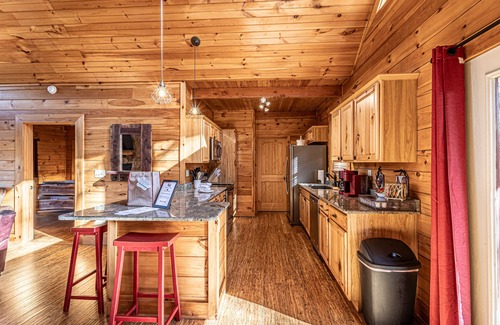 Bryson City Cabina | Nantahala Nights, sleeps 9, hot tub, arcade games, with Smoky Mnt Views!