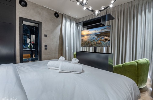 Elqosh Cabina | Naomi Boutique Suites