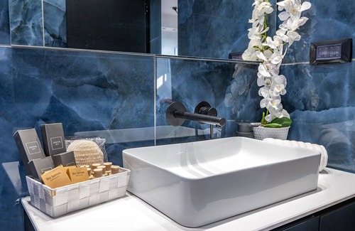 Elqosh Cabina | Naomi Boutique Suites
