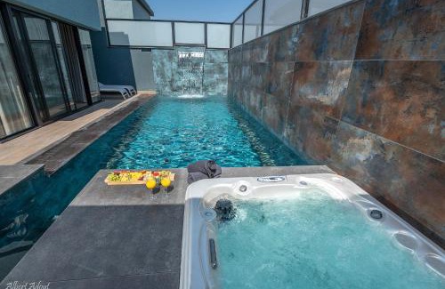 Elqosh Cabina | Naomi Boutique Suites