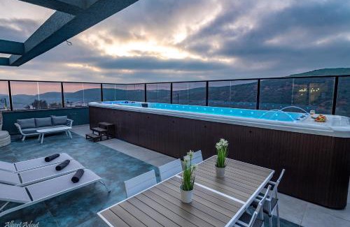 Elqosh Cabina | Naomi Boutique Suites