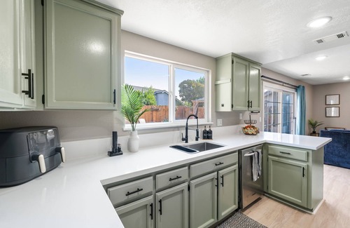 American Canyon Casa | Napa Valley home with a HOT TUB & POOL! Sleeps 12! Pets welcome!