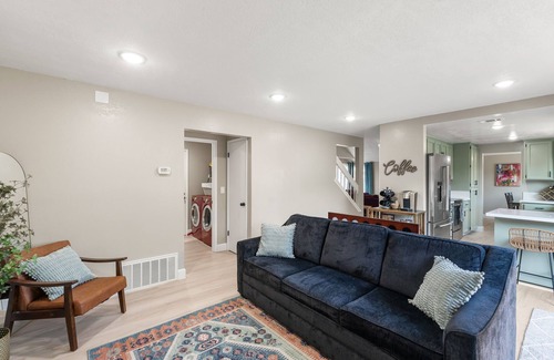 American Canyon Casa | Napa Valley home with a HOT TUB & POOL! Sleeps 12! Pets welcome!