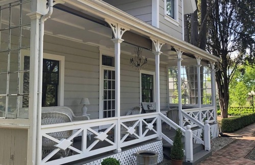 Napa Casa | Napa Valley - Oakville Farmhouse Estate A classic and rare Napa Valley retreat.