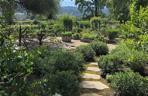 Napa Casa | Napa Valley - Oakville Farmhouse Estate A classic and rare Napa Valley retreat.