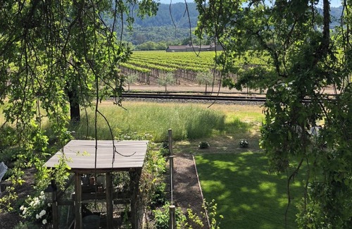 Napa Casa | Napa Valley - Oakville Farmhouse Estate A classic and rare Napa Valley retreat.