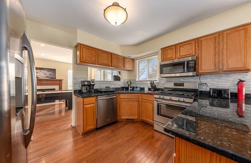 Naperville Casa | Naperville FHS Rental - Skylane Dr