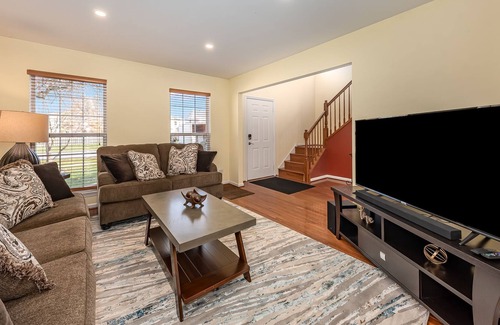 Naperville Casa | Naperville FHS Rental - Skylane Dr