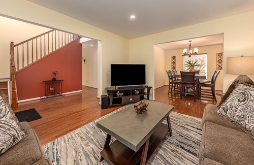 Naperville Casa | Naperville Rental - Skylane Dr